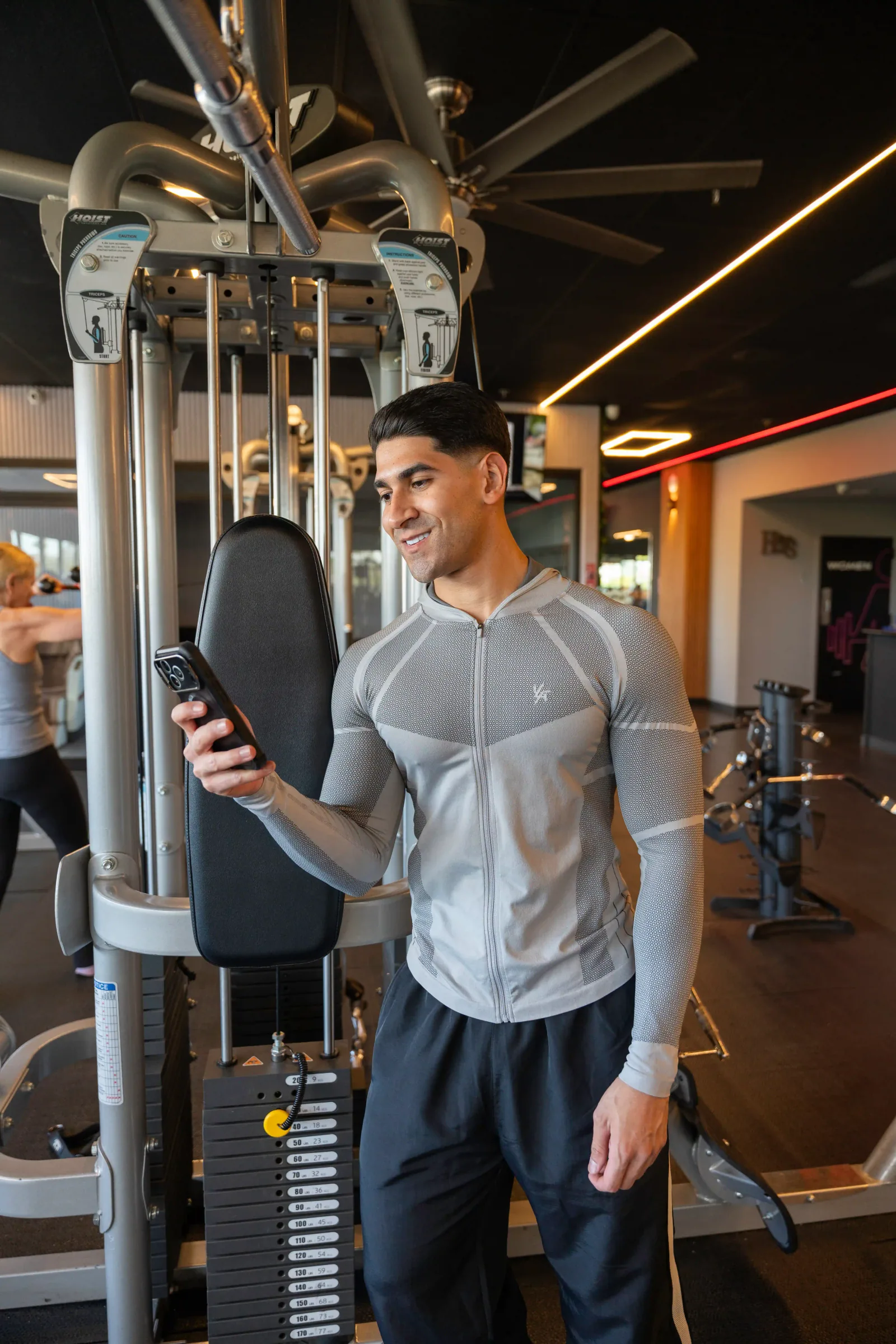 Juan Wagner grabando contenido con el móvil en el gimnasio