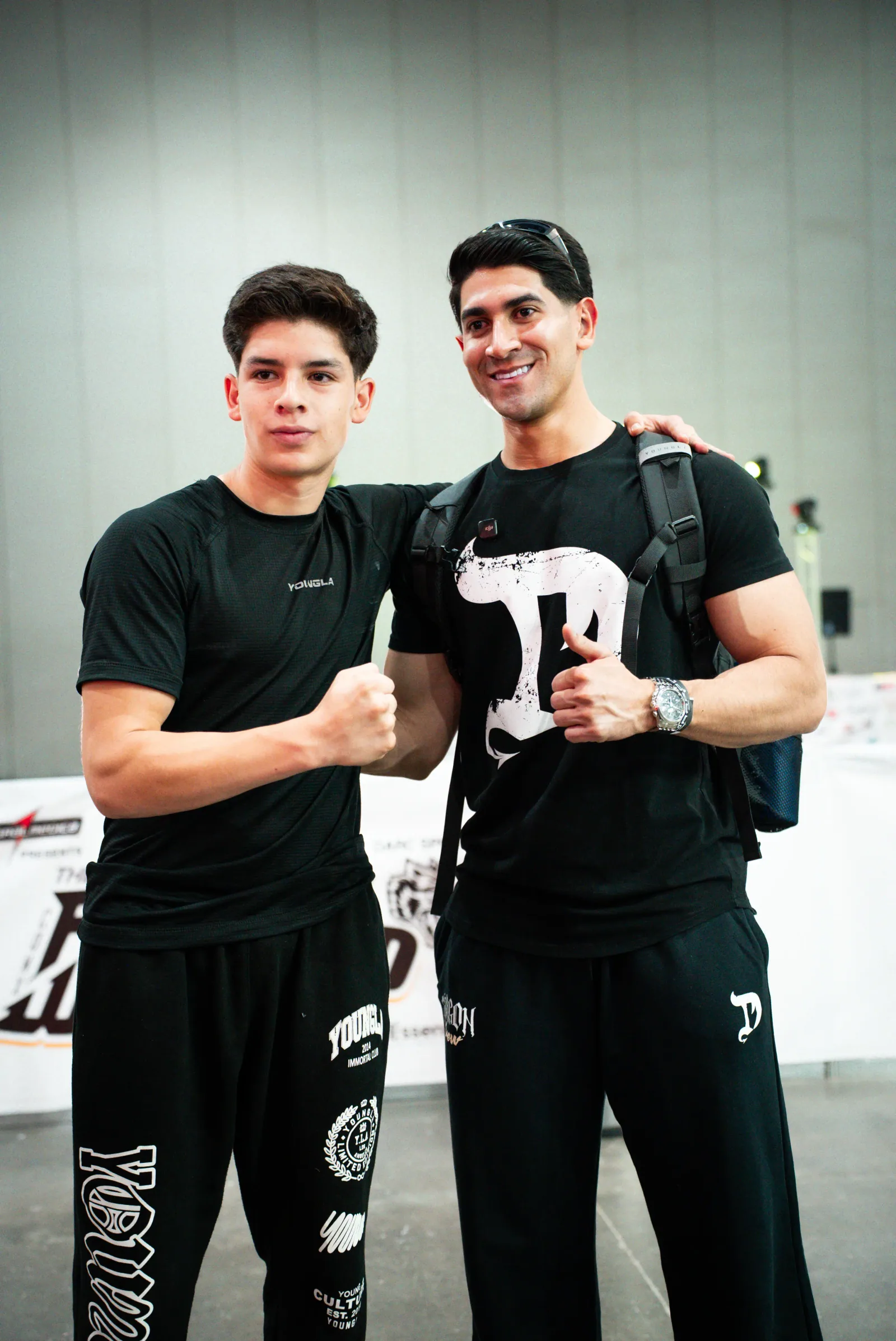 Juan Wagner posando con un seguidor en un evento