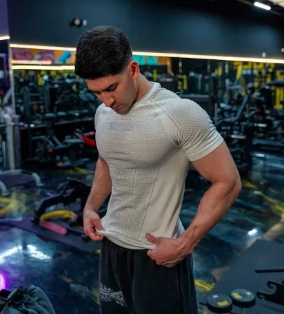 Juan Wagner con camiseta de compresión en el gimnasio